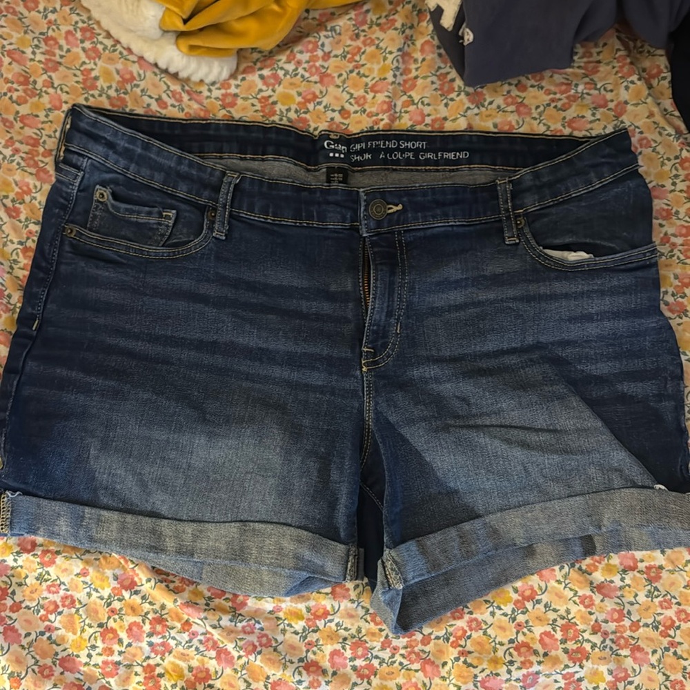 Gap cuffed girlfriend short. Size 16 / size 33